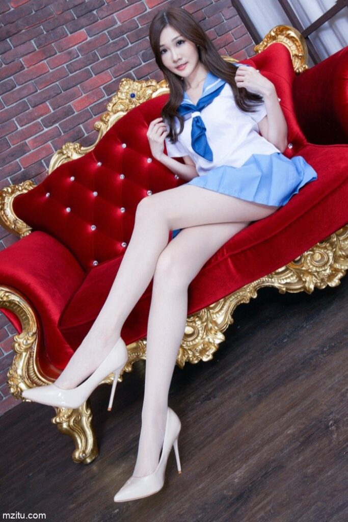 成熟迷人的美少妇，美腿纤细白皙真性感-靓街拍