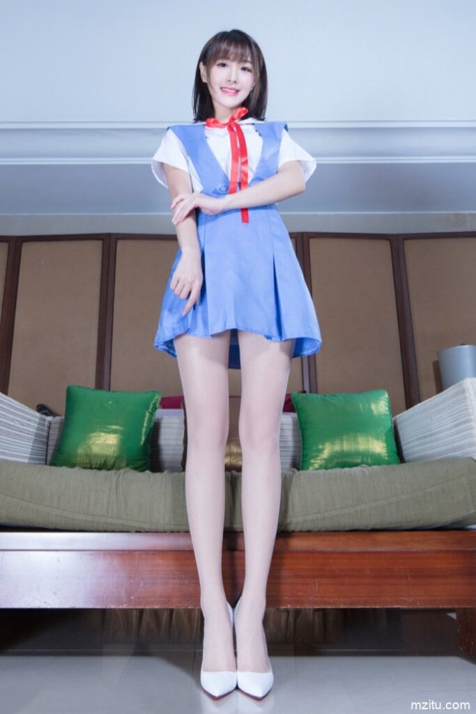 台湾妹子好甜美，一双大白腿让人移不开眼！-靓街拍