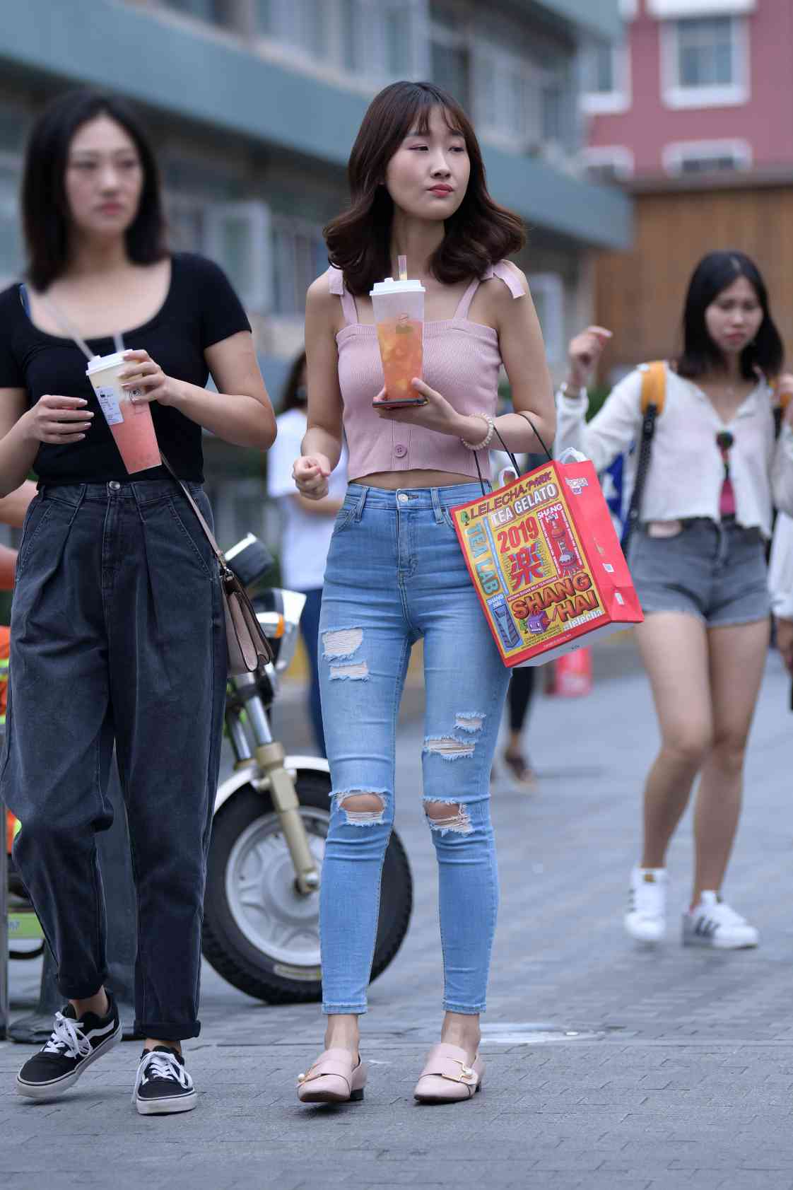 图片[2]-【免费】紧身牛仔裤女生【18P】04014-靓街拍