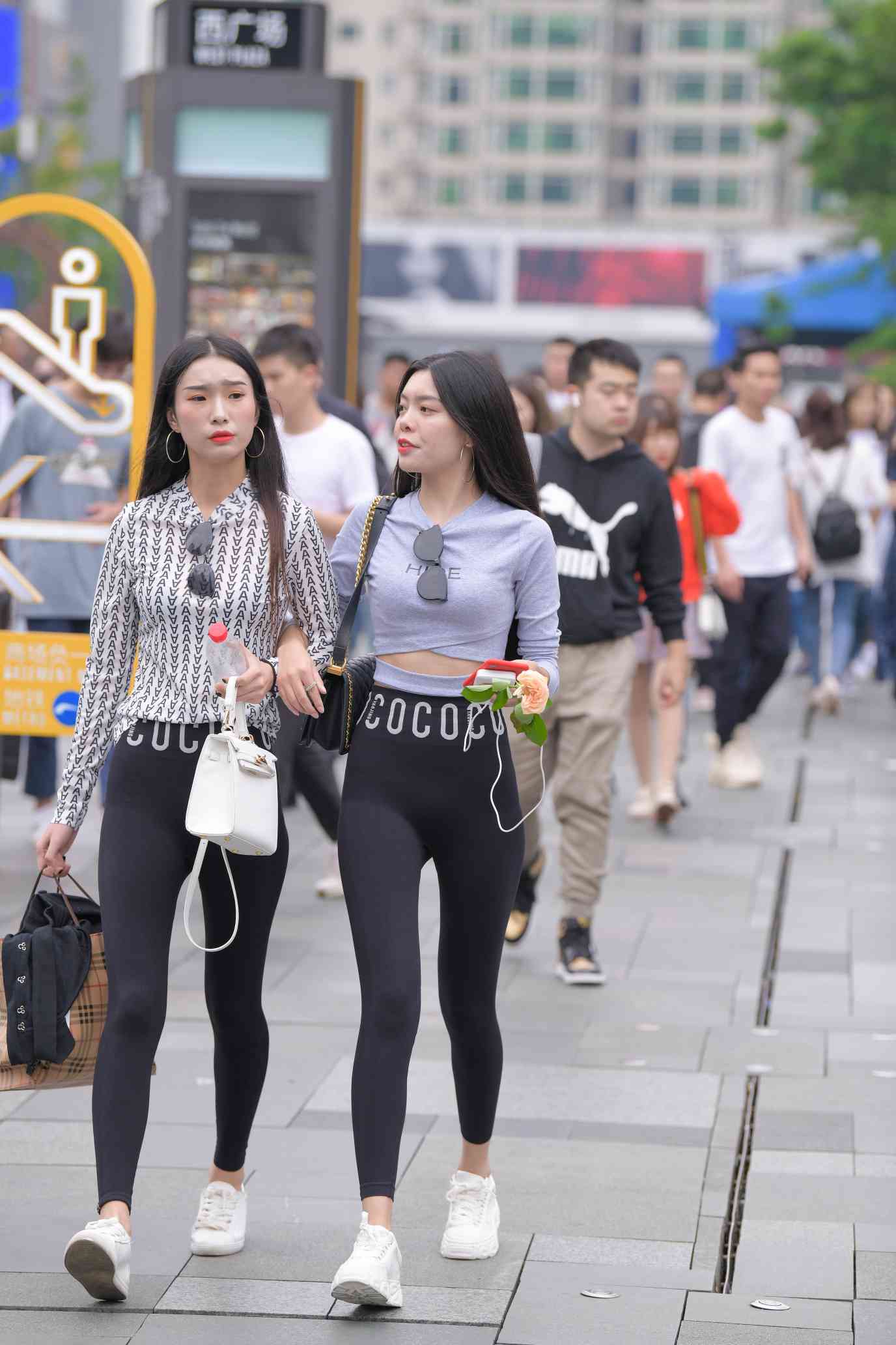 图片[2]-【免费】逛街的两个瑜伽裤姑娘【40P】04030-靓街拍