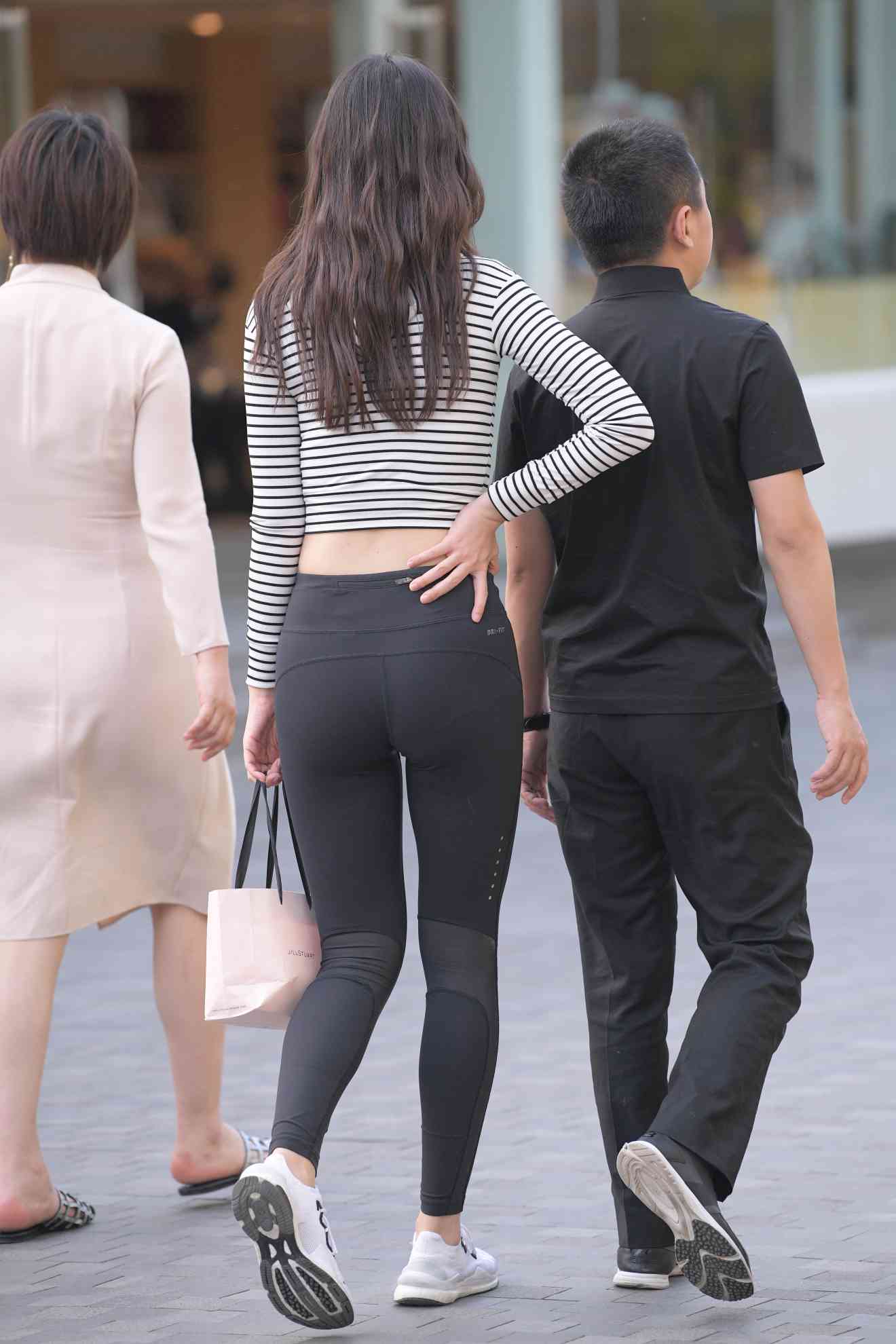 图片[3]-【免费】逛街的瑜伽裤女人【23P】04033-靓街拍
