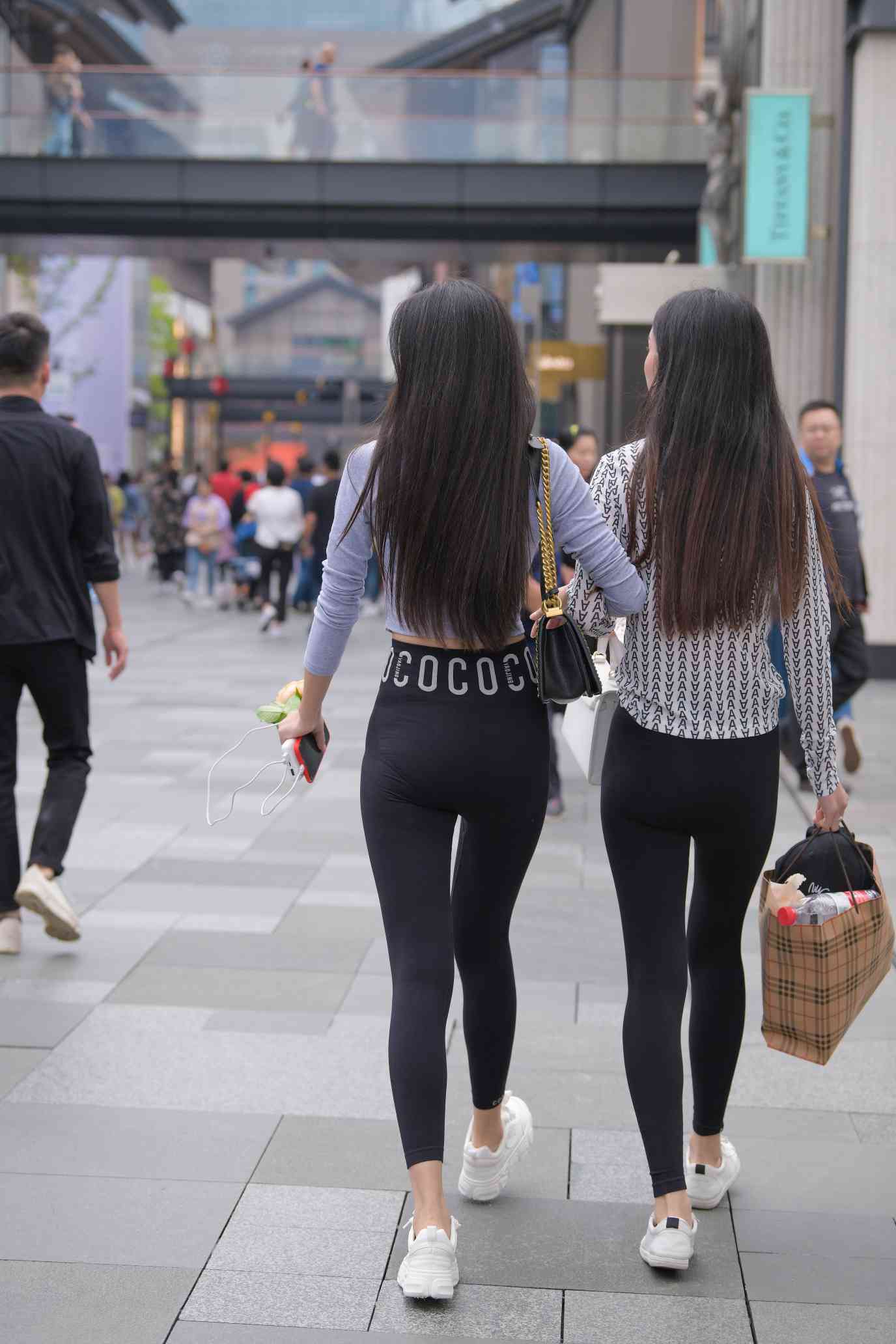 图片[3]-【免费】逛街的两个瑜伽裤姑娘【40P】04030-靓街拍