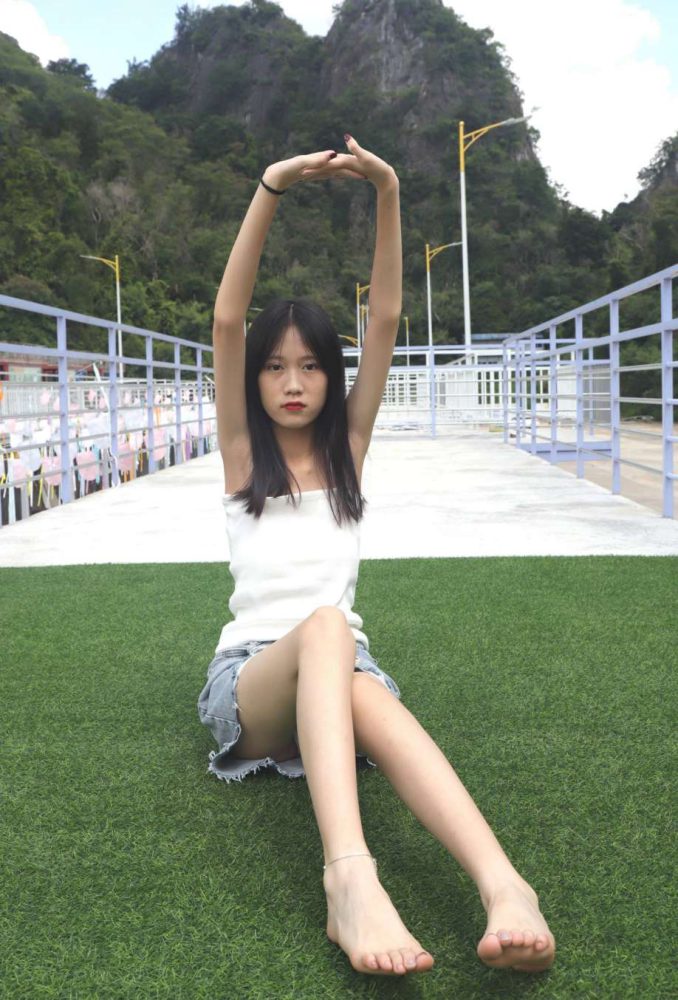 坐在草地上的长发女孩【172P】20012-靓街拍