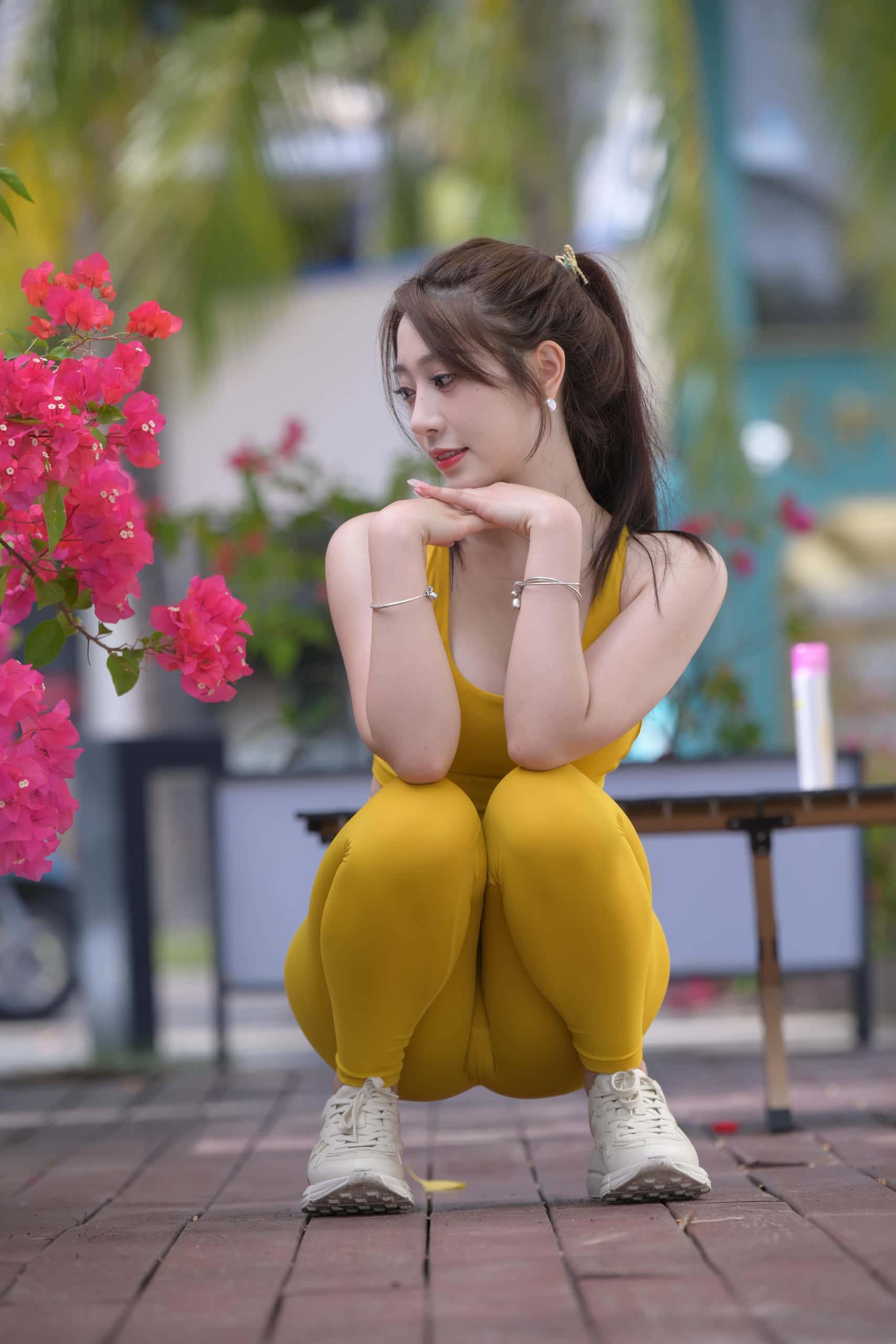 图片[1]-长相甜美的瑜伽裤女孩【695P】DM6305-靓街拍