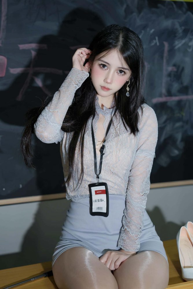 穿亮色丝袜高跟鞋的美女老师【49P】P50212-靓街拍