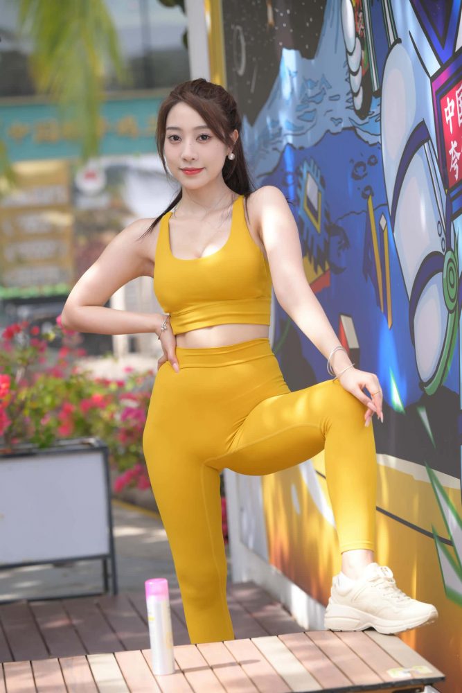 长相甜美的瑜伽裤女孩【695P】DM6305-靓街拍