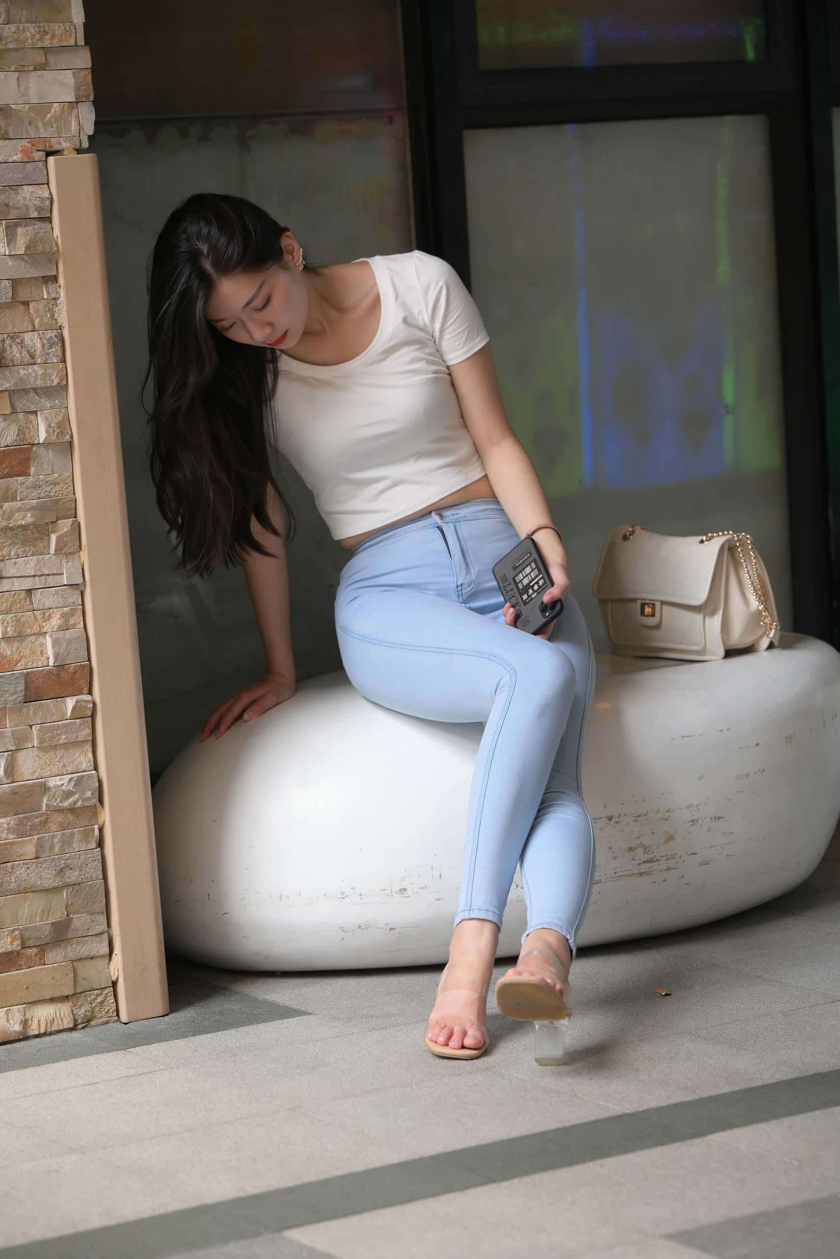 图片[3]-正在逛街的紧身牛仔裤女孩【1112P】J5110-靓街拍