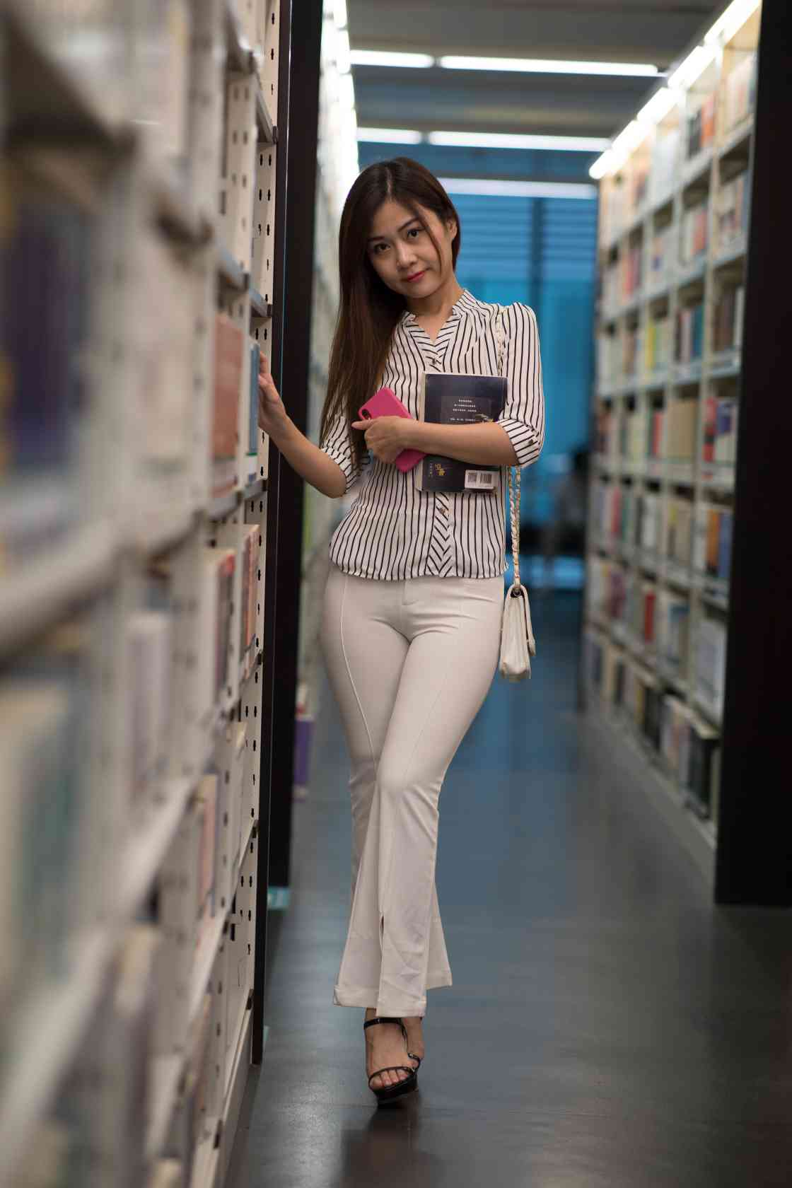 图片[5]-逛书店的白色紧身裤女孩【450P】04040-靓街拍