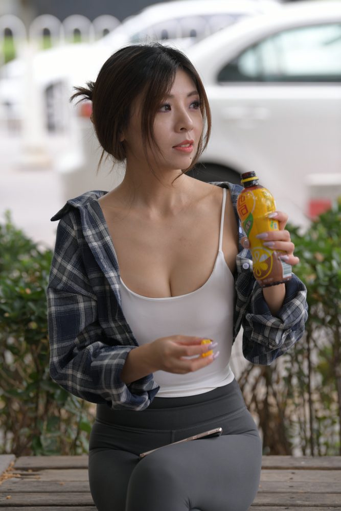 喝饮料的瑜伽裤女孩J2242 383P1V-17.5GB-靓街拍