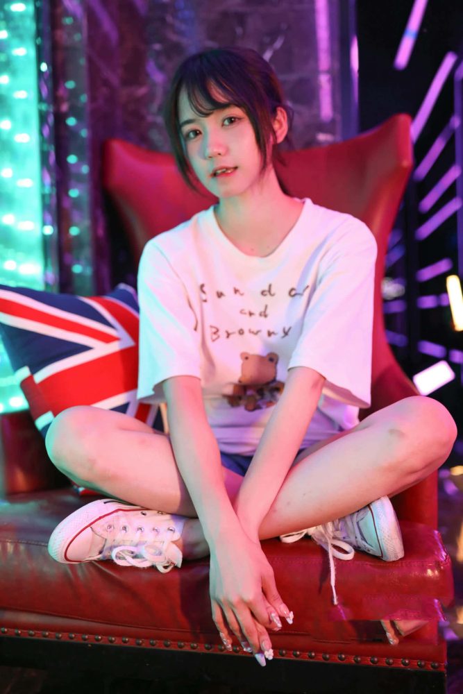 KTV里唱歌的长腿帆布鞋女孩【102P】J2002-靓街拍
