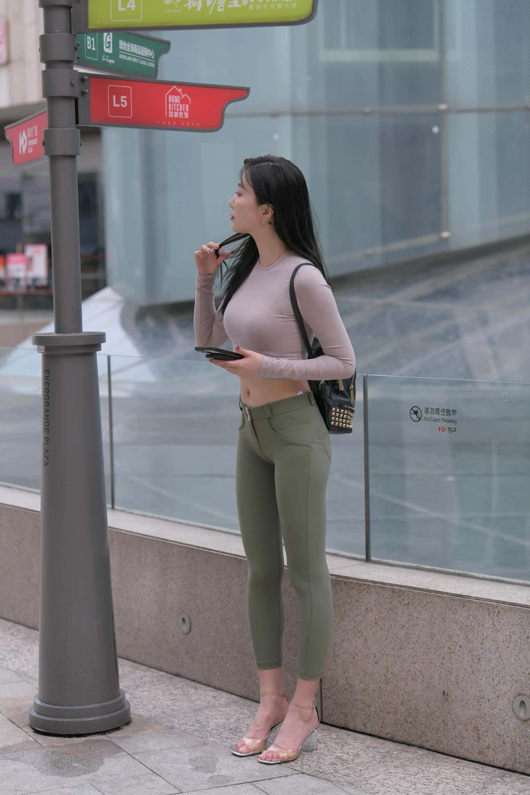 图片[2]-紧身牛仔裤身材很好的女人【529P】J2060-靓街拍