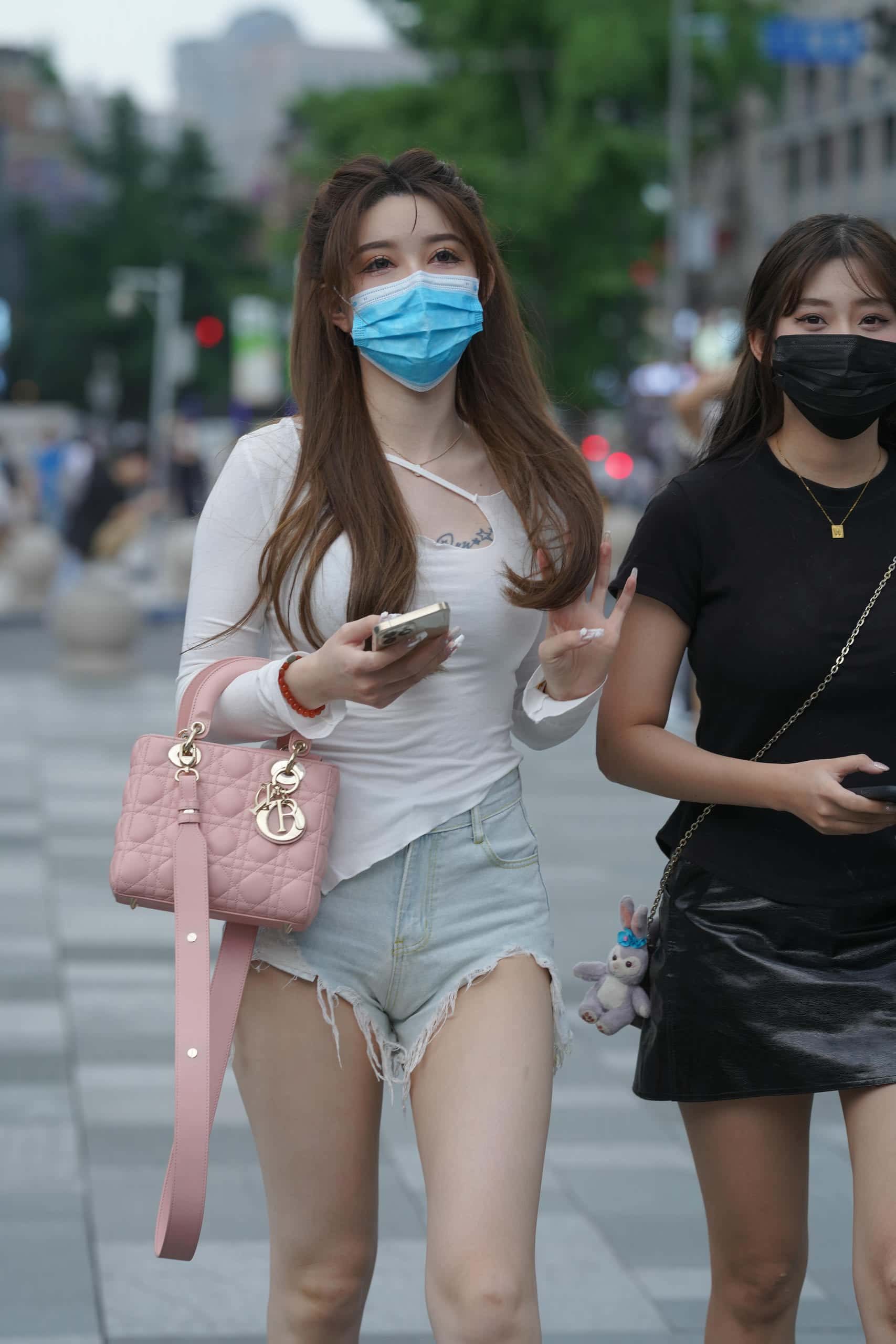 图片[1]-破洞牛仔短裤女孩【217P】J2994-靓街拍