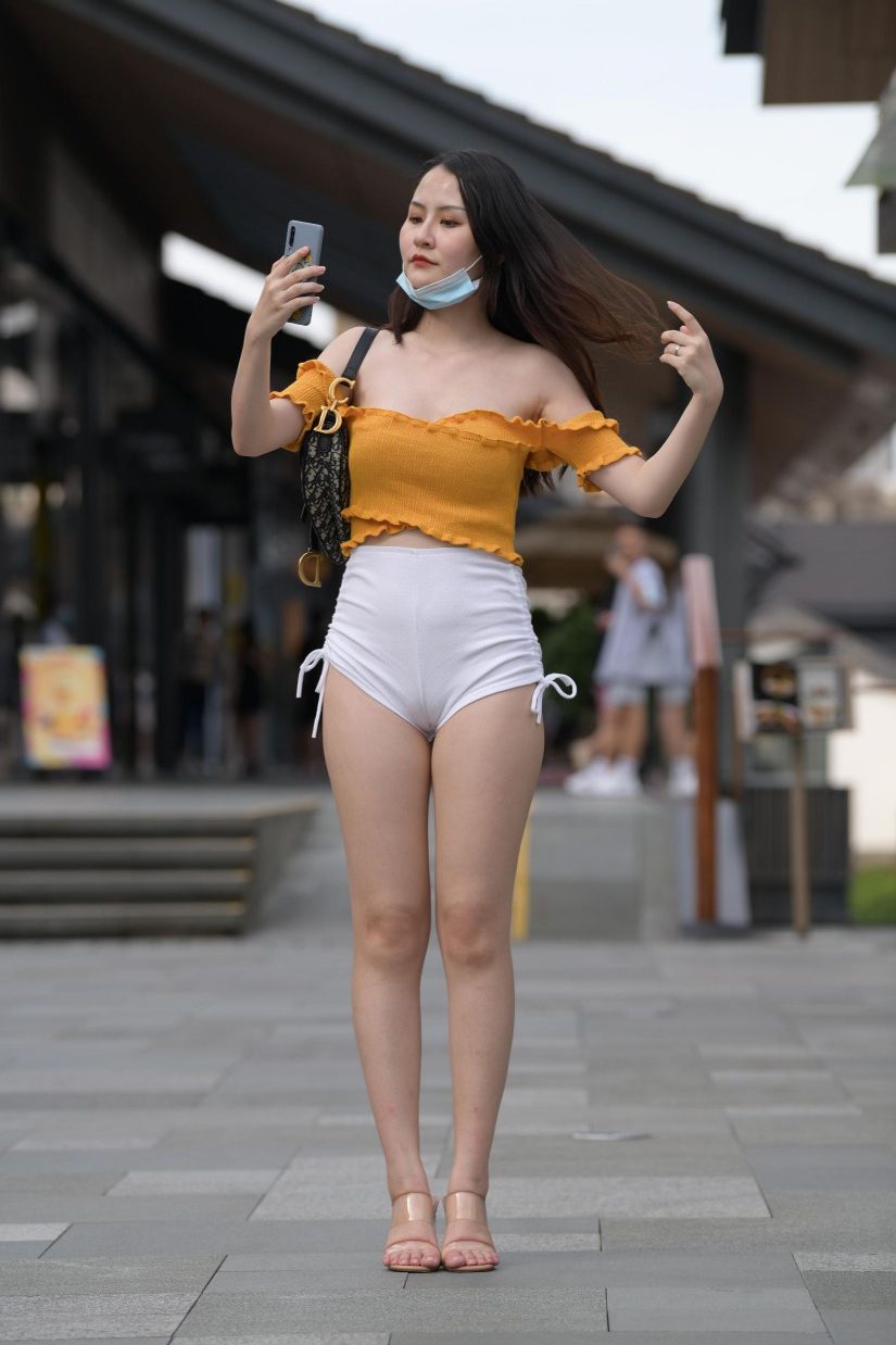 图片[1]-高腰白色短裤的漂亮女孩【767P】00065-靓街拍