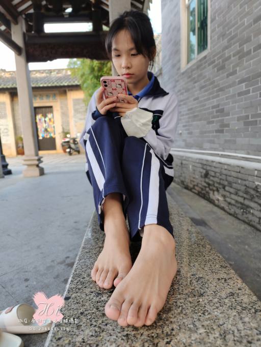 【免费】专心致志玩手机的女孩【42P】20028-靓街拍