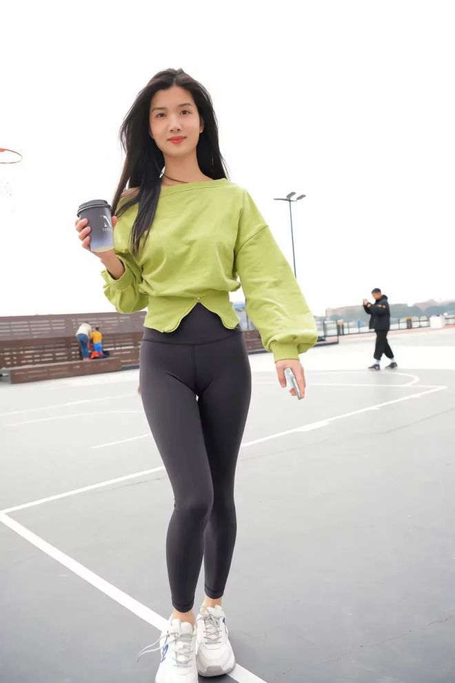 绿色瑜伽裤女孩很开心 J1519 1094P1V-27.6GB-靓街拍