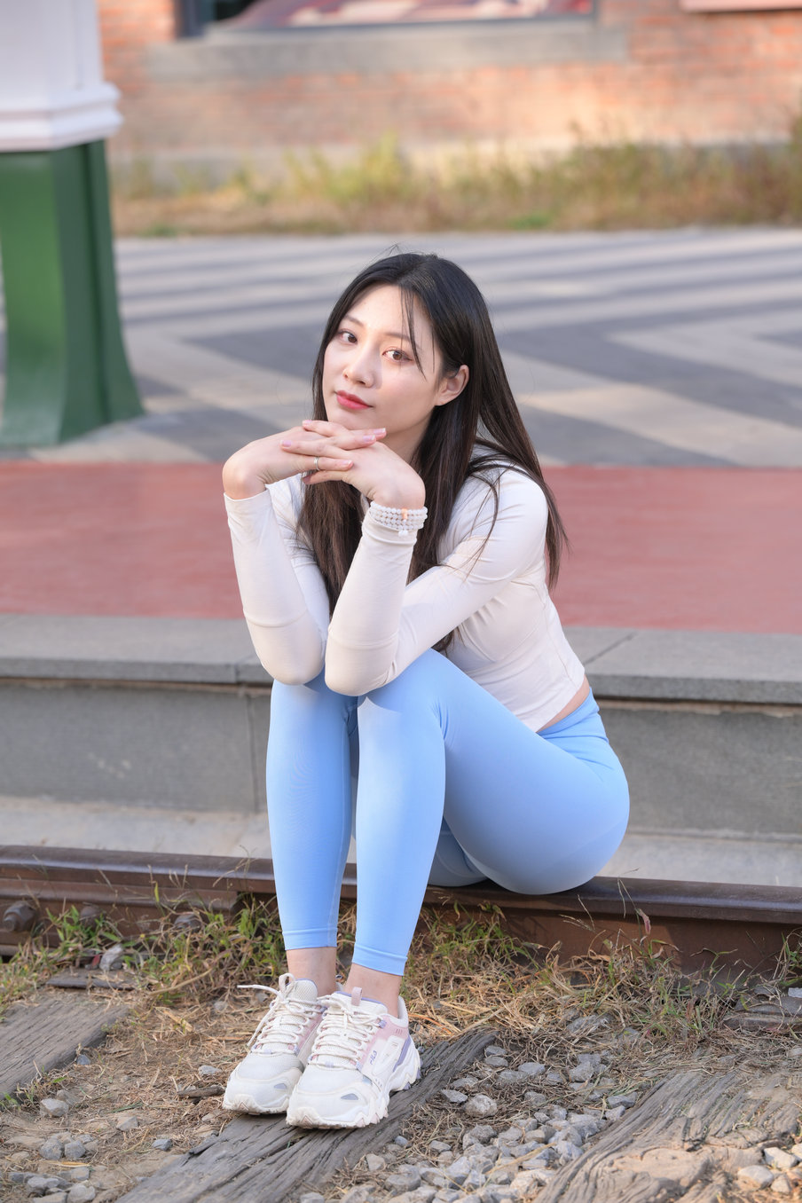 图片[2]-在路边休息的瑜伽裤女孩 J3435 558P-10.8GB-靓街拍