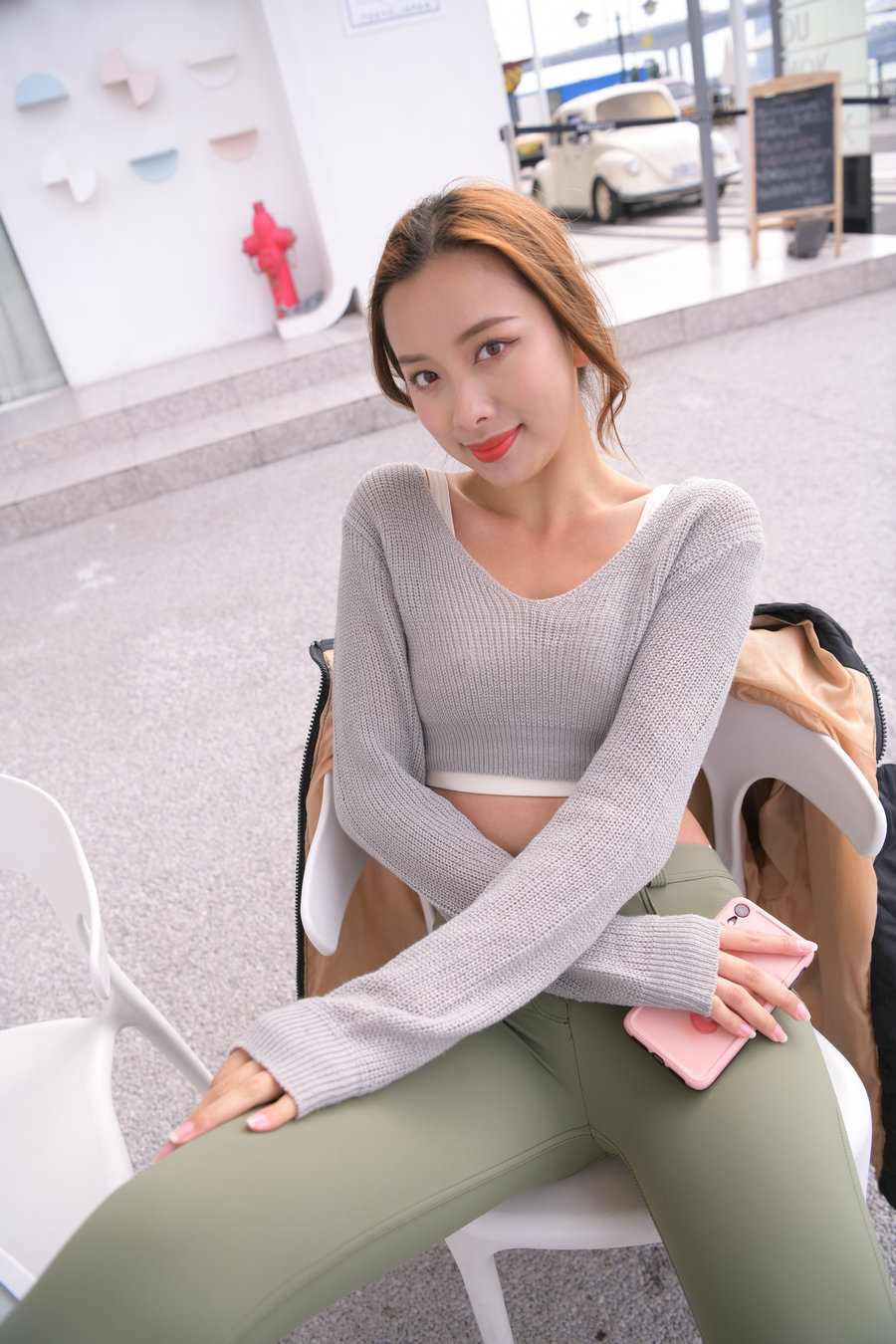 图片[2]-非常可爱的瑜伽裤女孩坐在凳子上 J1520 998P1V-26.5GB-靓街拍