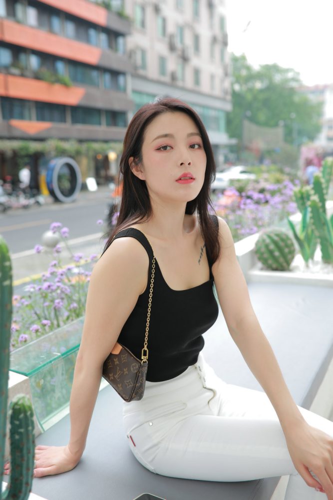图片[1]-非常漂亮的白色紧身裤女孩J2055 895P2V-24.5GB-靓街拍