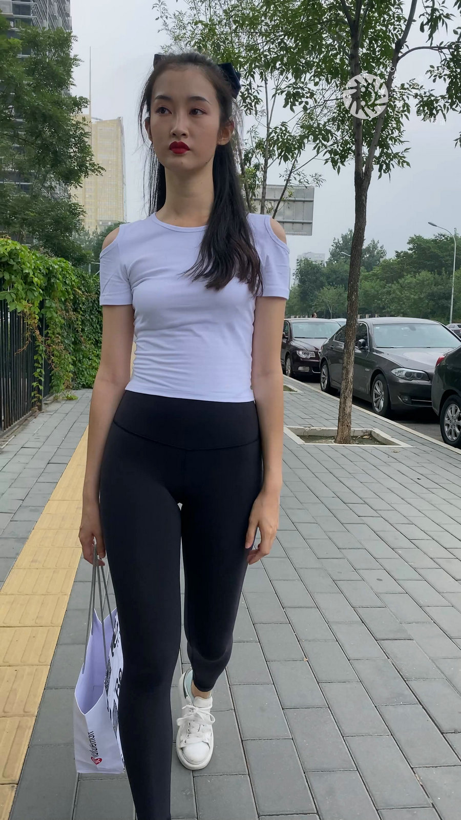 图片[1]-黑色瑜伽裤逛街的女孩J4000 MP4-7.76GB-靓街拍