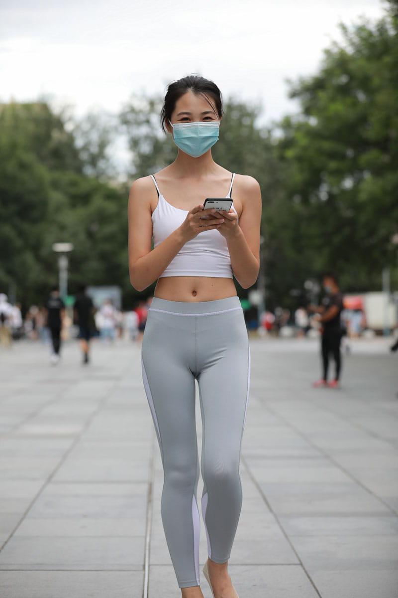 图片[4]-灰色瑜伽裤姑娘笑容超甜 J5074 180P2V-2.15GB-靓街拍