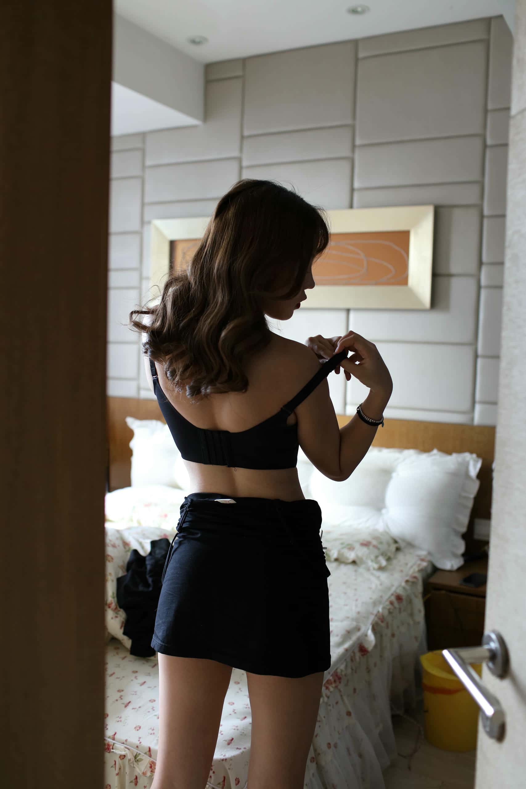 图片[3]-穿黑色紧身裙柔情似水的女孩【329P】000062~-靓街拍