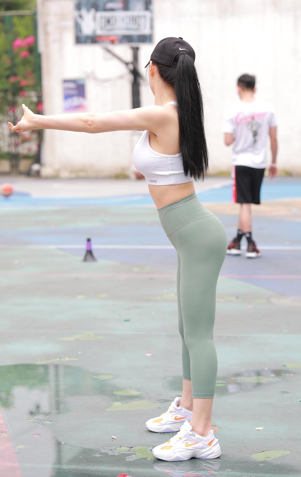 图片[1]-打扮很休闲的瑜伽裤女孩 J1600 415P3V-10.4GB-靓街拍