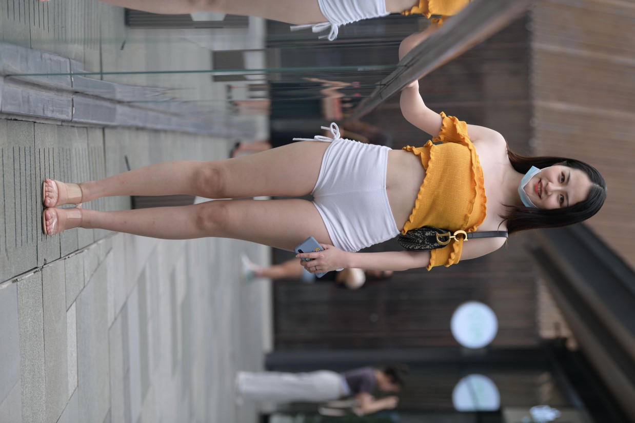图片[2]-高腰白色短裤的漂亮女孩【767P】00065-靓街拍