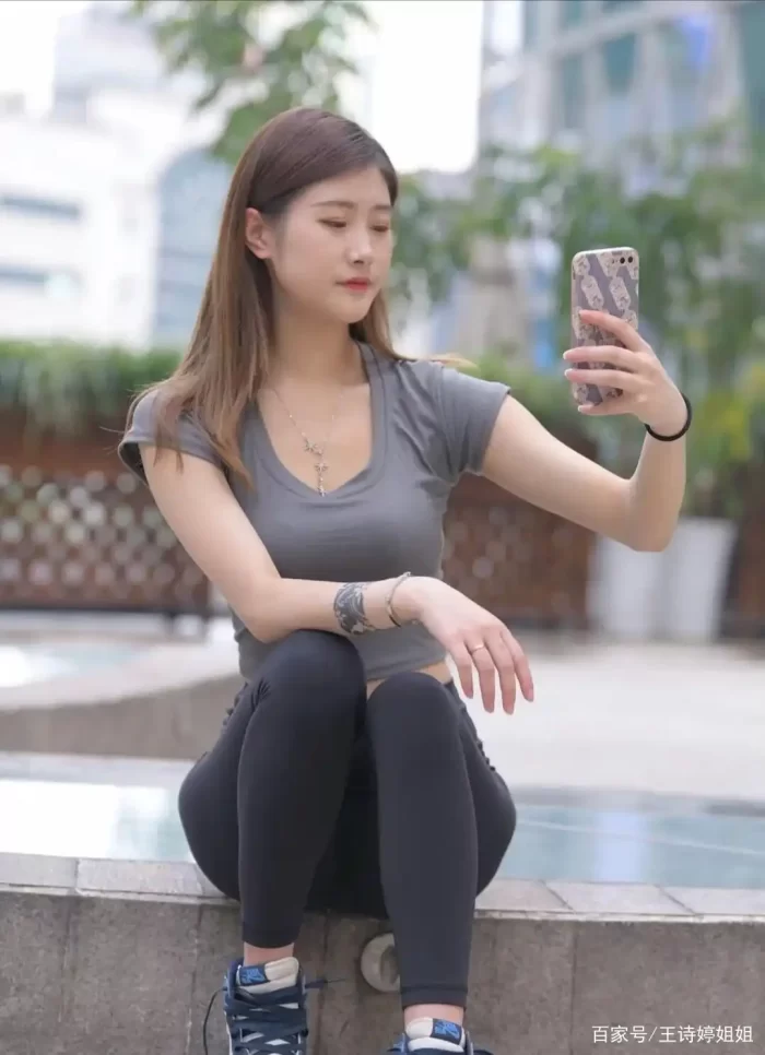 图片[2]-有小虎牙非常甜美的瑜伽裤女孩-靓街拍