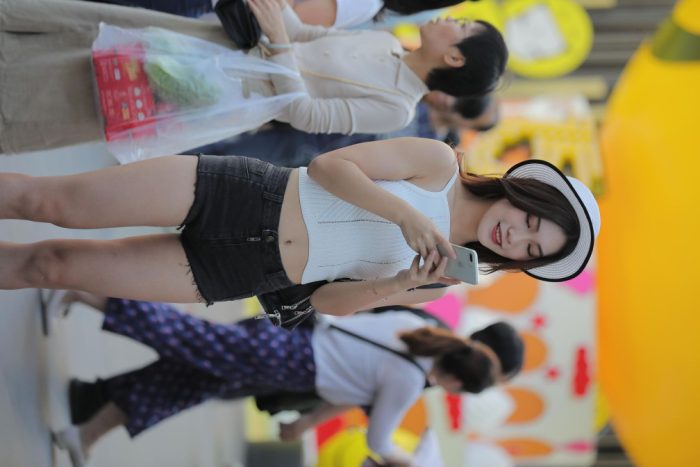 非常时尚阳光的牛仔热裤女孩【808P】00064-靓街拍