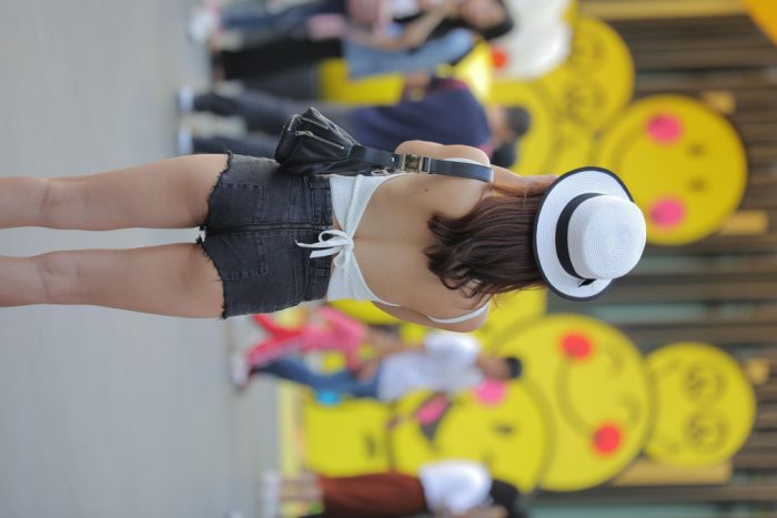 非常时尚阳光的牛仔热裤女孩【808P】00064-靓街拍
