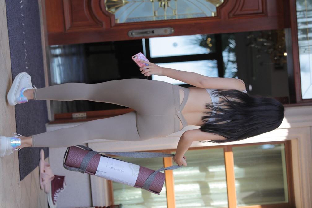图片[5]-灰色瑜伽裤温柔的女孩【369P】00058-靓街拍
