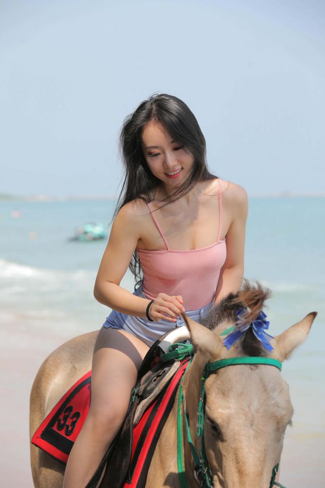海边练习骑马的热裤女孩【348P】J4187-靓街拍