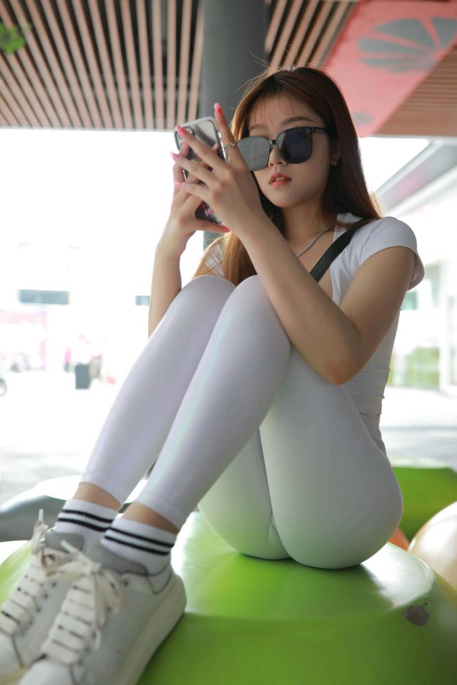 看上去拽拽的瑜伽裤女孩【425P】J1695-靓街拍