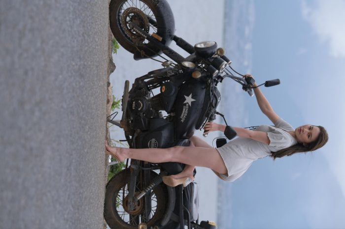 阴雨天在海边骑车的长发女人【156P】00044-靓街拍