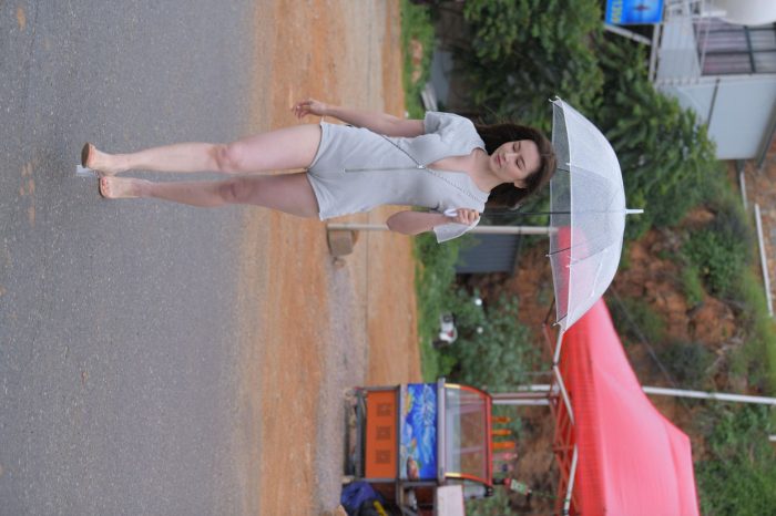 阴雨天在海边骑车的长发女人【156P】00044-靓街拍