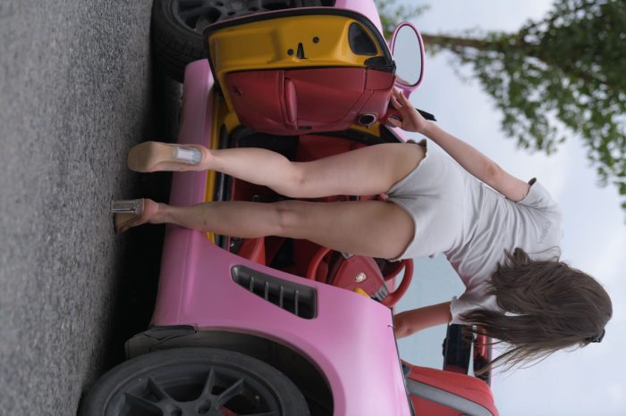 在海边开跑车的连衣短裤女孩【390P】00030-靓街拍