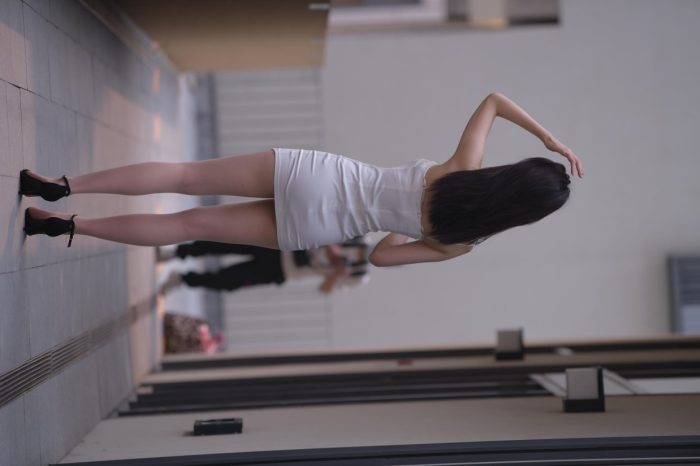 长发女孩紧身短裙特别显身材【245P】00040-靓街拍