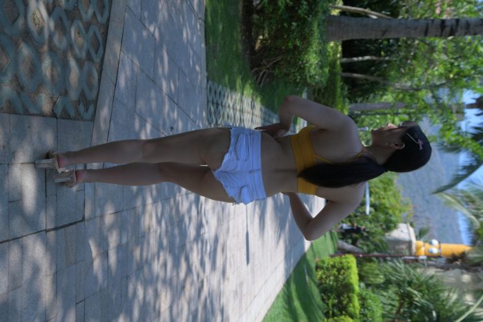 在海南度假的紧身白色短裤女孩【202P】00033-靓街拍