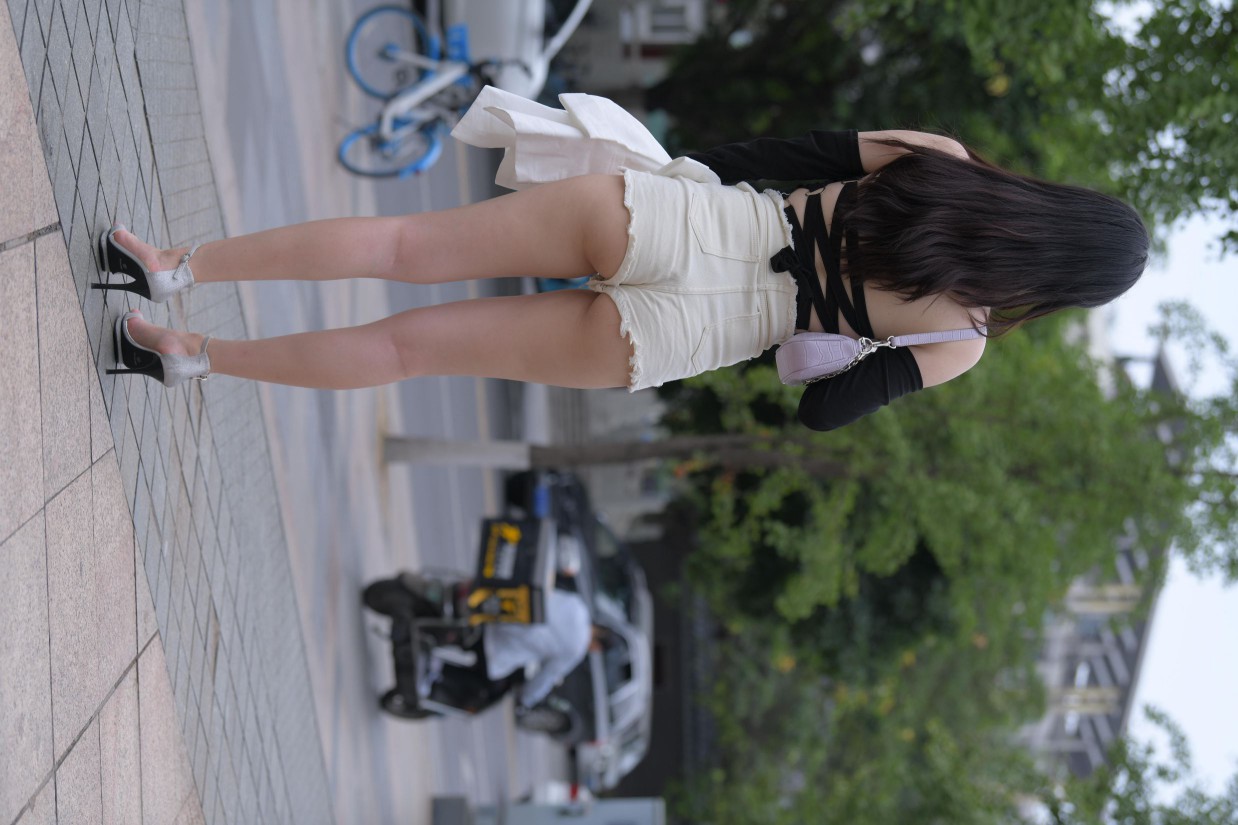 图片[5]-白色短裤的女生笑的很开心【177P】00035-靓街拍