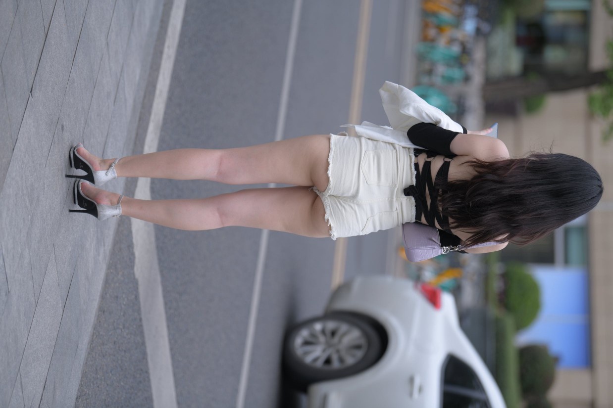 图片[2]-长发飘飘的白色热裤美丽女孩【49P】00029-靓街拍