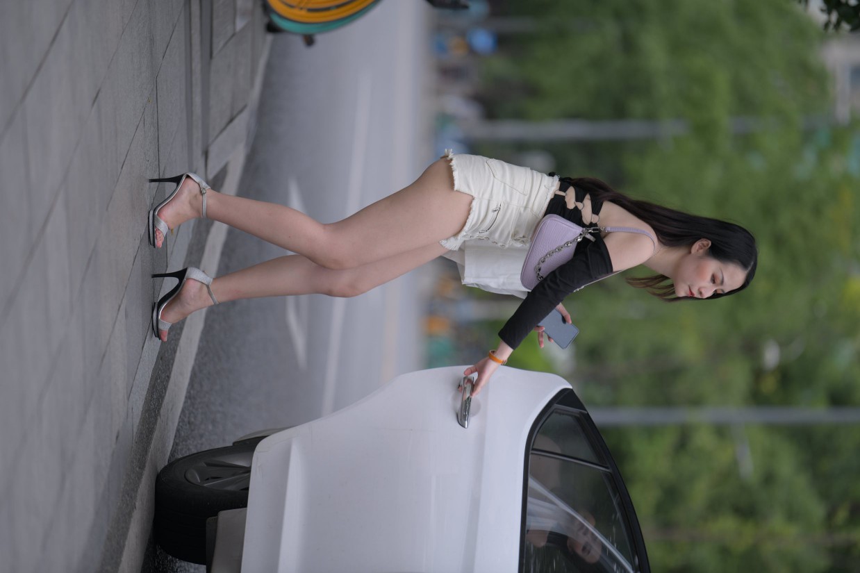 图片[6]-长发飘飘的白色热裤美丽女孩【49P】00029-靓街拍