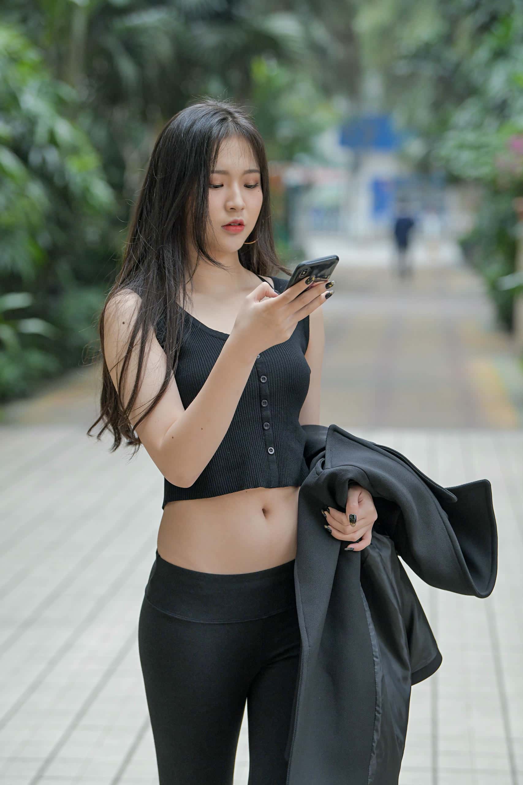 图片[5]-喝奶茶的黑色瑜伽裤长发姑娘【376P】00055-靓街拍
