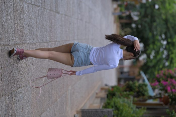 紧身牛仔短裤骑自行车的漂亮女孩【588P】00053-靓街拍