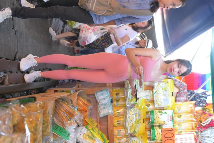 粉色的甜美瑜伽裤女孩在逛街【372P】00057-靓街拍