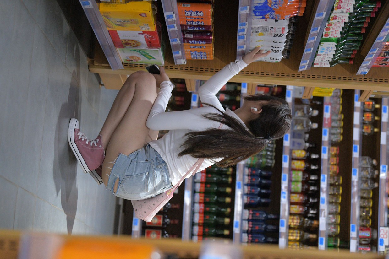 图片[5]-紧身牛仔短裤骑自行车的漂亮女孩【588P】00053-靓街拍