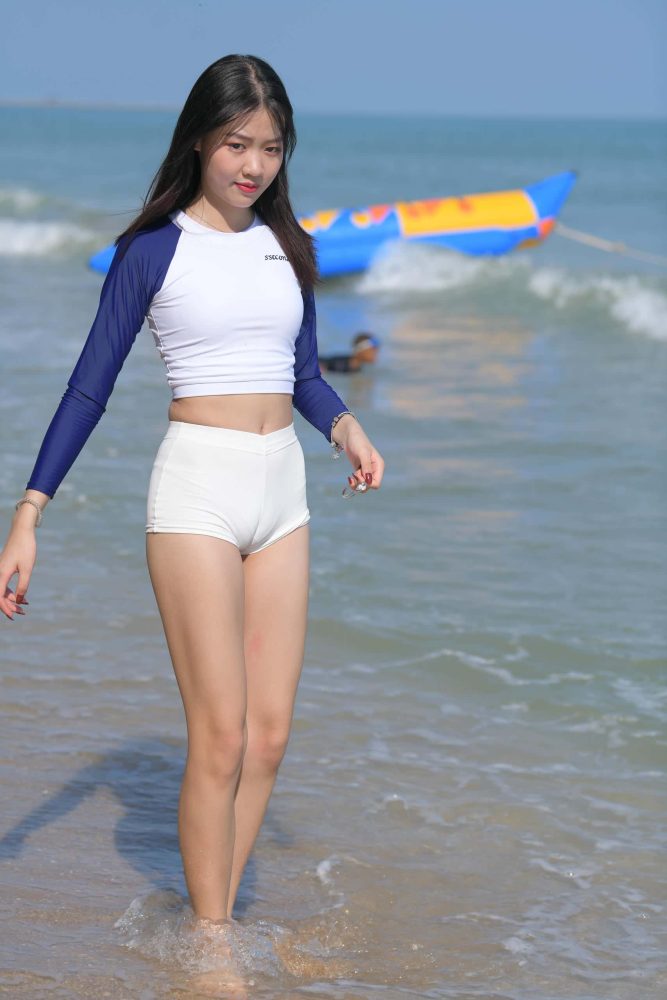 海边玩耍的蓝白上衣热裤女孩【161P】J0848-靓街拍