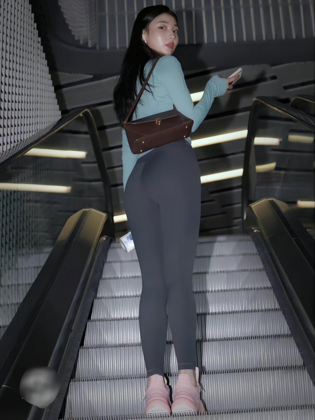 图片[1]-晚上逛商场的瑜伽裤漂亮女孩J2244 225P2V-15.1GB-靓街拍