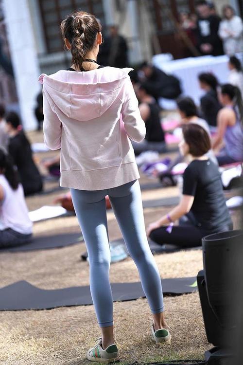 图片[2]-在广场看热闹的瑜伽裤女人-靓街拍