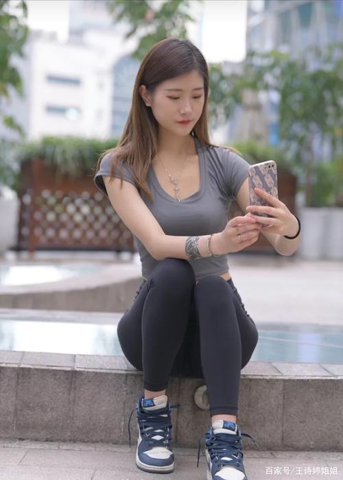 图片[1]-有小虎牙非常甜美的瑜伽裤女孩-靓街拍