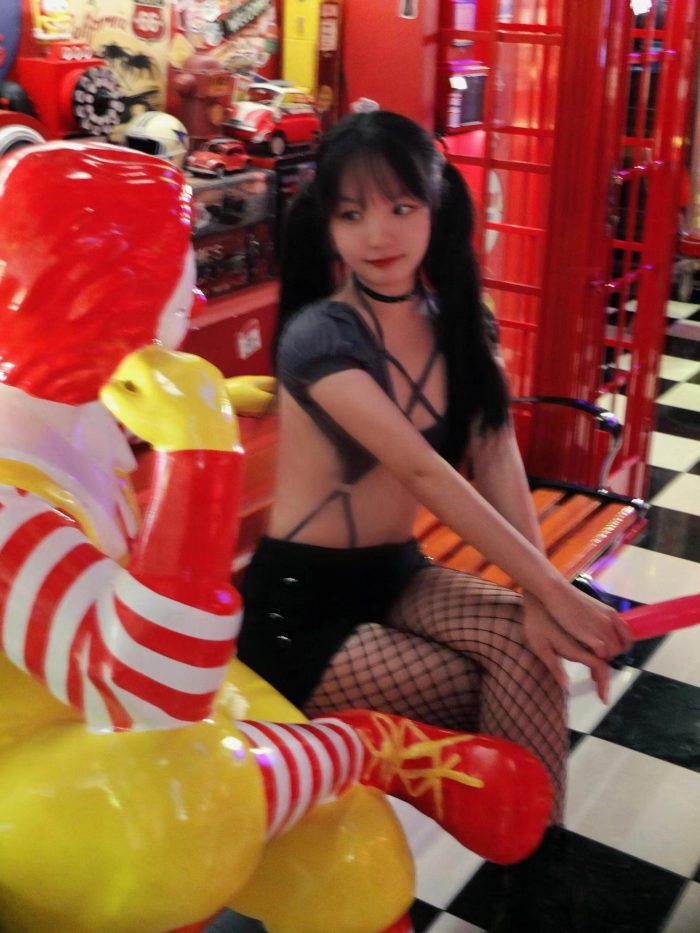 网格丝袜的清纯双马尾小姑娘-靓街拍